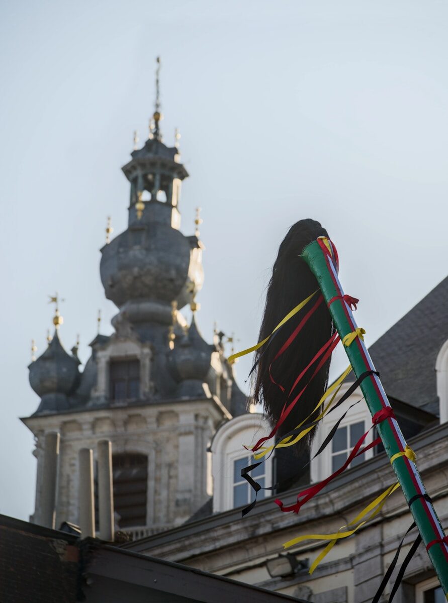 Symbole de la Ducasse, beffroi de Mons en arrière-plan