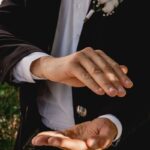 Un magicien fait léviter une pièce entre ses mains lors d'un tour