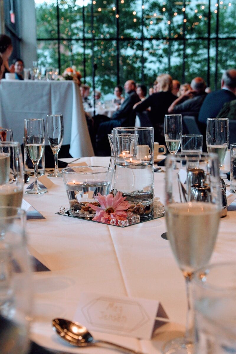 Une table, avec nappe et coupes lors d'un event d'entreprise avec magicien