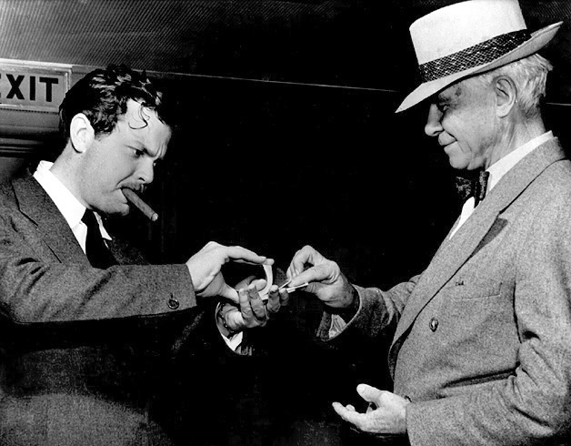 Orson Welles en train de faire un tour de cartes à Carl Sandburg (août 1942).