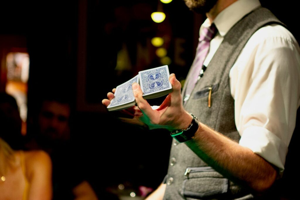 Un magicien en représentation tient un jeu de cartes