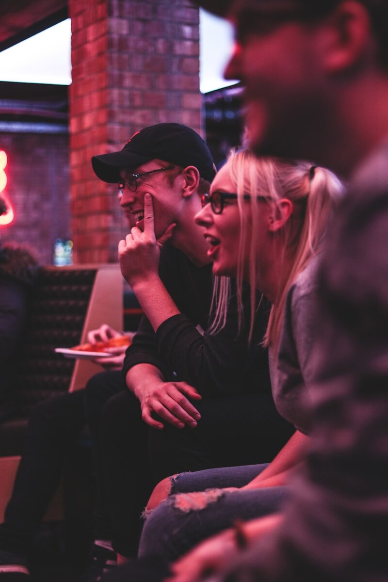 Trois amis s'amusent lors d'une fête d'anniversaire